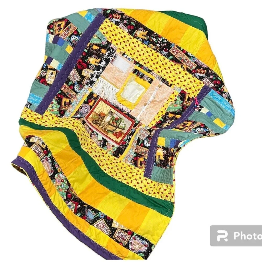 Lap quilt with fidget mat in center